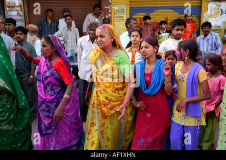 Femmes indiennes dansant dans la rue célébrant le festival holi des couleurs, Dwarka, Gujarat, Inde Banque D'Images