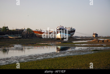 Bateaux indiens en bois sur terrain sec au chantier naval, Mandvi, Kutch, Gujarat, Inde Banque D'Images