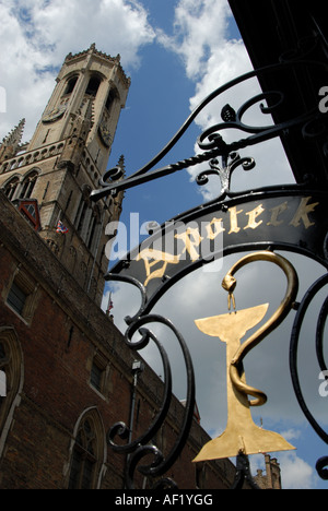 Vue sur le Beffroi et Apoteek signe, Bruges Belgique Banque D'Images