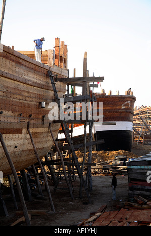 Ouvrier de construction indien dans la cour de construction de bateaux en bois, Mandvi, Kutch, Gujarat, Inde Banque D'Images