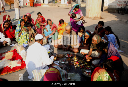 les hindous indiens à la cérémonie de puja terahvin se sont produits le 13ème jour de la période de deuil d'un proche parent, Ramkund, Nasik, Maharashtra, Inde Banque D'Images