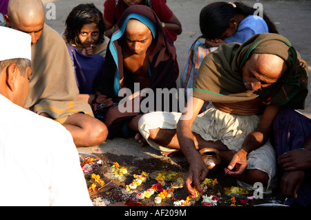 les hindous indiens à la cérémonie de puja terahvin se sont produits le 13ème jour de la période de deuil d'un proche parent, Ramkund, Nasik, Maharashtra, Inde Banque D'Images