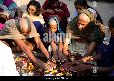 les hindous indiens à la cérémonie de puja terahvin se sont produits le 13ème jour de la période de deuil d'un proche parent, Ramkund, Nasik, Maharashtra, Inde Banque D'Images