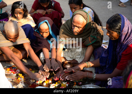 les hindous indiens à la cérémonie de puja terahvin se sont produits le 13ème jour de la période de deuil d'un proche parent, Ramkund, Nasik, Maharashtra, Inde Banque D'Images