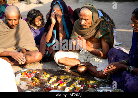 les hindous indiens à la cérémonie de puja terahvin se sont produits le 13ème jour de la période de deuil d'un proche parent, Ramkund, Nasik, Maharashtra, Inde Banque D'Images