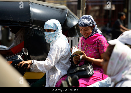 Deux femmes indiennes à cheval dans la circulation, Nasik, Inde Banque D'Images