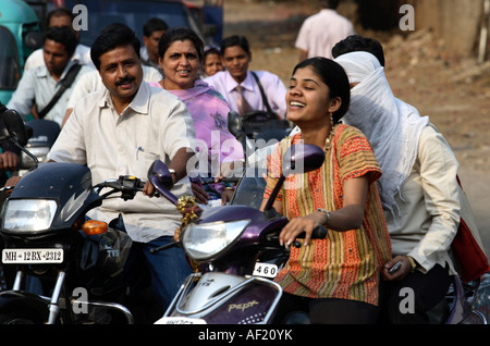 Femme indienne à cheval sans casque d'accident dans la circulation intense, Pune, Inde Banque D'Images