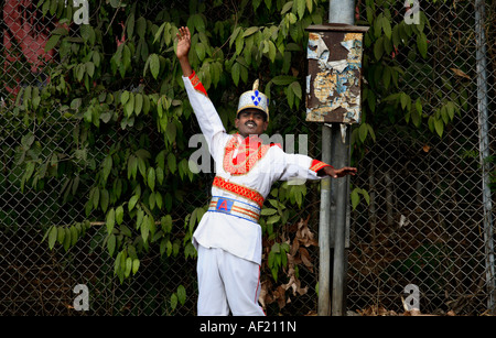 Musicien indien en costume uniforme de groupe de garache se balader dans les rues à Pune, Inde Banque D'Images