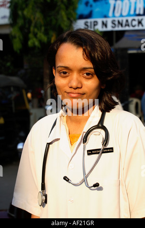 Jeune femme indienne médecin portant un stéthoscope posant dans la rue, Pune, Inde Banque D'Images
