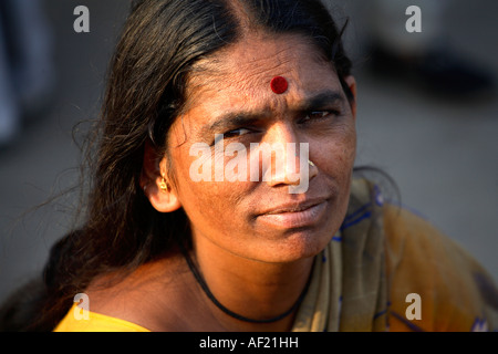 Gros plan portrait d'une femme indienne qui attend à la gare de Pune, Inde Banque D'Images