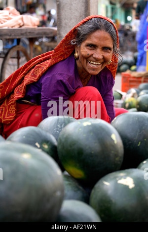 Rabari Tribe femelle vendant des melons, una, Gujarat, Inde Banque D'Images