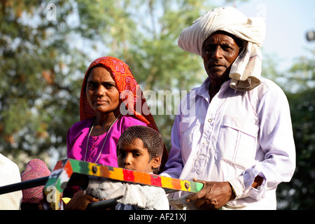 Mâle et femelle tribal debout à l'arrière de chakda, una, Gujarat, Inde Banque D'Images