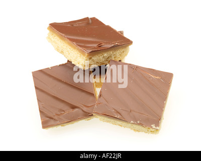 Caramel au chocolat au lait sablés ou sablé carrés, isolé sur blanc, avec des personnes Pas des gâteaux de Noël Caramel Banque D'Images