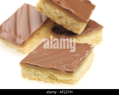 Caramel au chocolat au lait sablés ou sablé carrés, isolé sur blanc, avec des personnes Pas des gâteaux de Noël Caramel Banque D'Images