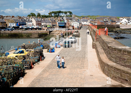 Vue le long de la digue du port d'Arbroath Ecosse Banque D'Images