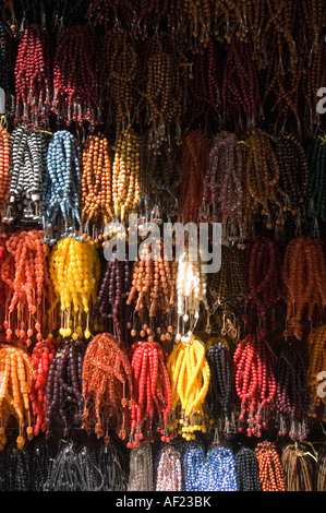 Rangées de perles dans un arc-en-ciel de couleurs, en vente sur stand à Istanbul, Turquie Banque D'Images