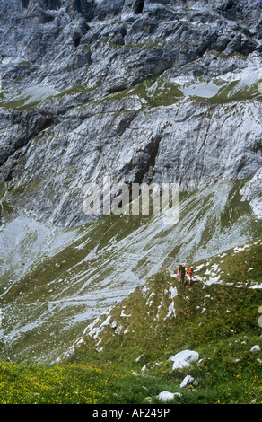 Les marcheurs dans les Alpes suisses. Banque D'Images