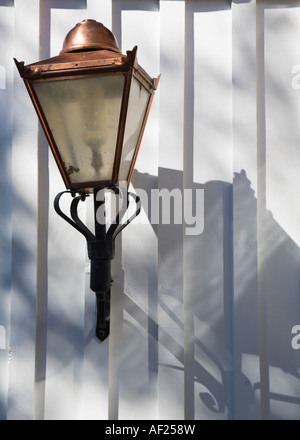 Une ancienne lampe rue jette une ombre sur un mur blanc, Arrowtown, île du Sud, Nouvelle-Zélande Banque D'Images