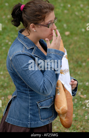 Jeune femme portant du pain frais, sud-Touraine, France. Banque D'Images