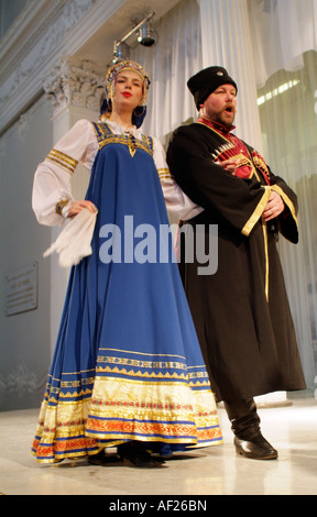 Chanteurs et danseurs folkloriques russes de divertir en costume traditionnel St Petersburg Banque D'Images