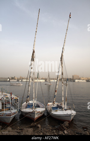 Felouques amarrées sur le Nil, Louxor, Egypte Banque D'Images