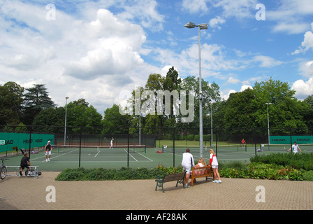 Courts de tennis, centre sportif national de Bisham Abbey, Bisham, Berkshire, Angleterre, Royaume-Uni Banque D'Images