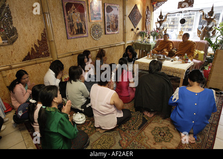 Buddhistical bénédiction rituel dans un restaurant, Allemagne Banque D'Images