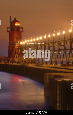 South Haven Pierhead Lumière & éclairage mât voilier Trace, USA, Michigan, South Haven Banque D'Images