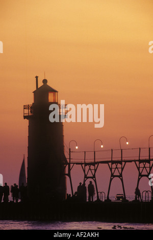 South Haven Pierhead Light & Voilier au crépuscule, USA, Michigan, South Haven Banque D'Images