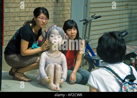 Pékin, CHINE, groupe d'adolescents chinois visitant le « 798 Art District » dans le « Chaoyang District » femmes posant pour le photographe Banque D'Images