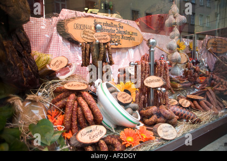 Wurst, Wuerstchen, de salami et de produits du porc dans une fenêtre du boucher à Rothenburg ob der Tauber o.t. Allemagne Banque D'Images