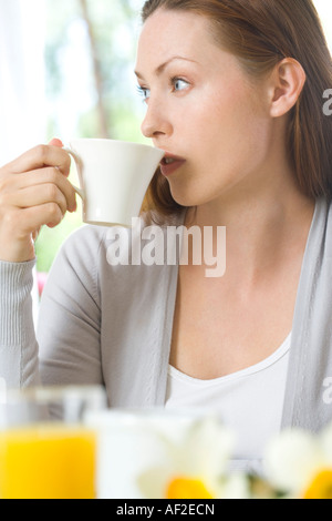 Woman drinking coffee Banque D'Images