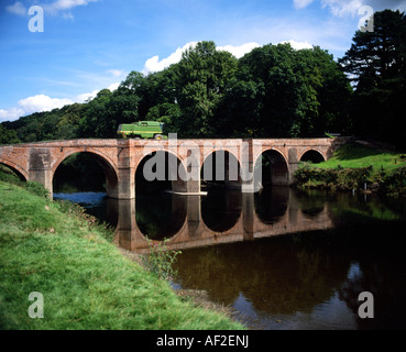 Moissonneuse batteuse crosing pont et rivière Wye bredwardine herefordshire angleterre Banque D'Images