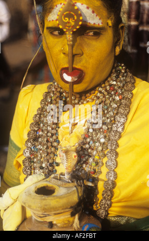 La femme comme Kanya Devi, un avatar de la Déesse Parvati au temple de Shiva dans Kanyakumari, Tamil Nadu, Inde. Banque D'Images