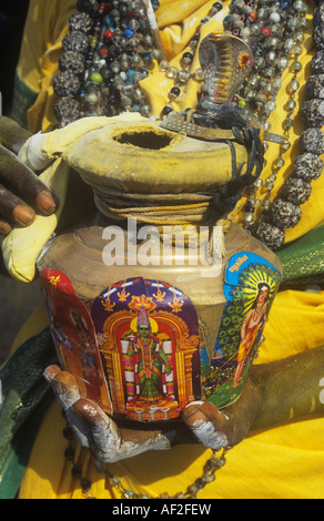 Bénédiction pot de Kanya Devi, un avatar de la Déesse Parvati au temple de Shiva dans Kanyakumari, Tamil Nadu, Inde. Banque D'Images