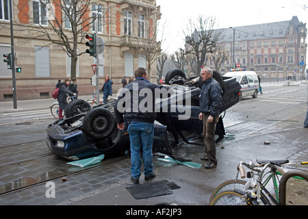 JANVIER 2006 la voiture a été retournée sur son toit TORCHÉ ET RENVERSÉE LORS DE LA MANIFESTATION DES TRAVAILLEURS DE QUAI MARS STRASBOURG ALSACE FRANCE Banque D'Images