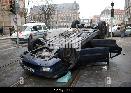 Janvier 2006 et incendié des voitures renversées AU COURS DE DOCKERS DE PROTESTATION STRASBOURG ALSACE FRANCE EUROPE Banque D'Images