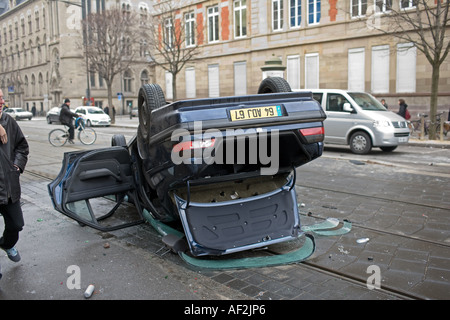 LE 2006 JANVIER, UNE VOITURE A ÉTÉ TORCHÉE ET RENVERSÉE LORS DE LA MANIFESTATION DES EMPLOYÉS DU QUAI GRÈVE CONTRE LE PORT DERUGULATION STRASBOURG ALSACE FRANCE EUROPE Banque D'Images