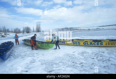 Le sport du canoë de glace a commencé comme un dangereux mais nécessaire pour traverser le fleuve Saint-Laurent gelé pendant l'hiver Banque D'Images