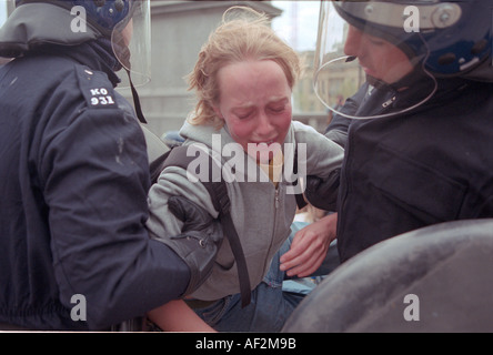 Jeune femme à l'arrêt de la police les manifestations de détresse au centre de Londres Banque D'Images