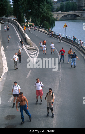 Paris France Le patin à roues alignées sur les bords de Seine Banque D'Images