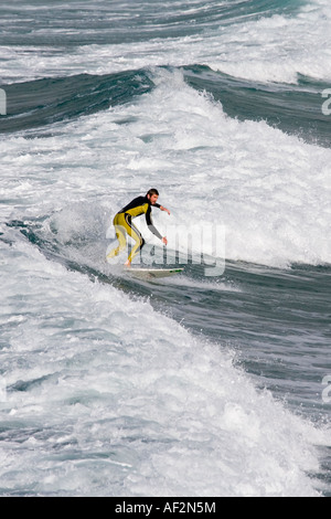 Le surf au large de la plage de Fistral à Newquay en Cornouailles Royaume-Uni Banque D'Images