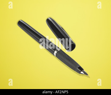 Stock Red Rocket stylo plume avec chemin de découpe sur un fond de couleur Banque D'Images