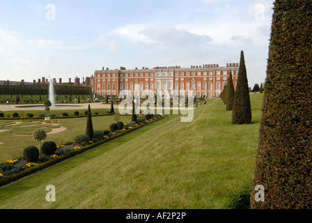 L'arrière du château de Hampton Court et les jardins, Londres UK Banque D'Images