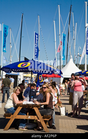 Les gens se reposent au bar ouvert pendant la semaine de Cowes Yacht Racing événement sur l'île de Wight Hampshire Angleterre 2007 Banque D'Images