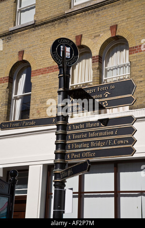 Signpost Cowes Ile de Wright Hampshire Angleterre Banque D'Images