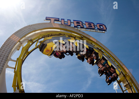 Le Turbo Roller Coaster sur la jetée de Brighton, Sussex England une destination populaire de vacances Banque D'Images