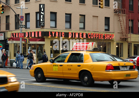 New York yellow cab avec diner dans l'arrière-plan Lower East Side Manhattan New York USA Banque D'Images