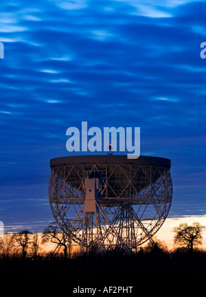 Le géant Mk 1A Radio Telescope de l'Observatoire Jodrell Bank dans la nuit, près de Holmes Chapel, Cheshire, England, UK Banque D'Images