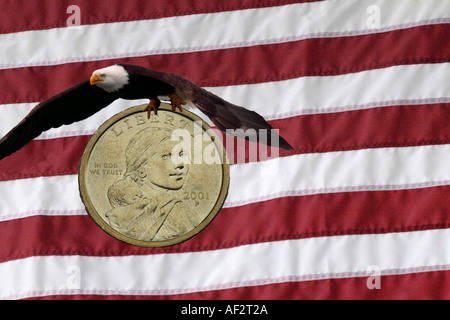 Image composite conceptuel de American Eagle transportant une lourde charge contre un drapeau américain back drop Banque D'Images